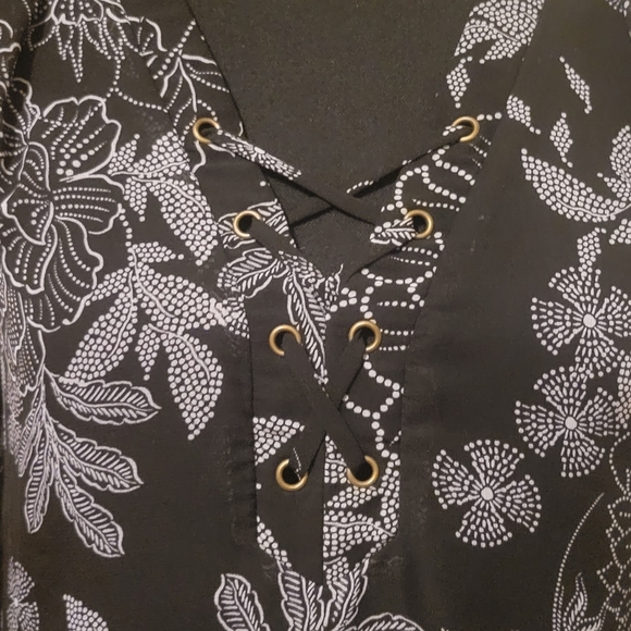 iZ Beyer Black & White Fancy Floral Dress - Picture 4 of 9